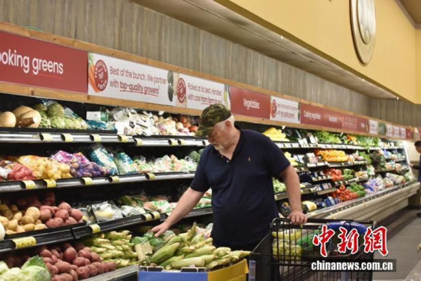 国民众在马里兰州罗克韦尔一超市购物。 