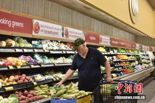 国民众在马里兰州罗克韦尔一超市购物。 