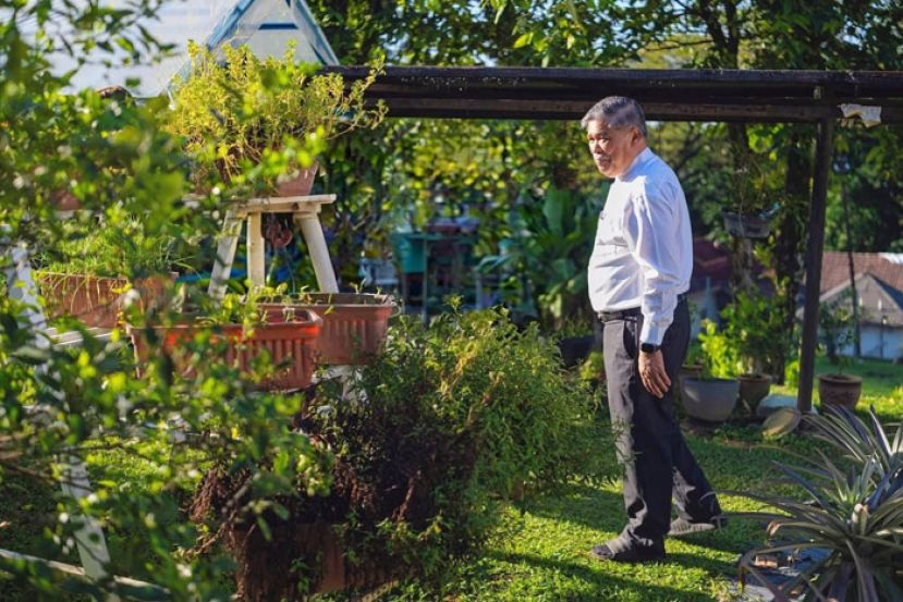 末沙布巡视自家菜园。