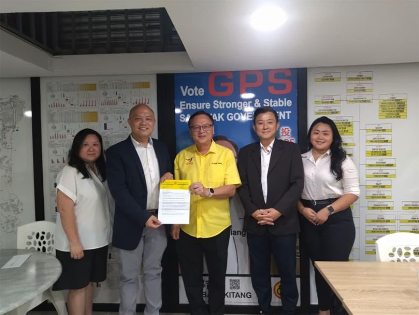 67 Saati之夜筹委会主席林智杰（左二）与筹委会们一同拜会拿督罗克强工程师，并移交邀请函。