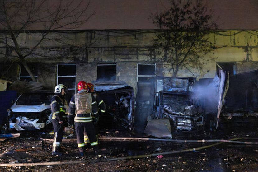 俄军近期不断空袭乌克兰发电系统，导致乌克兰多座城市面临停电与供暖中断问题。