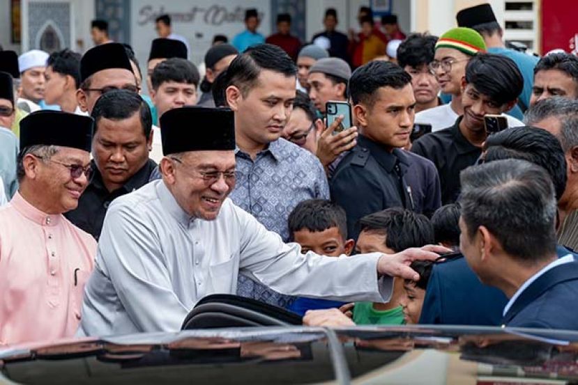 ●首相安华进行周五祈祷后与民众互动。