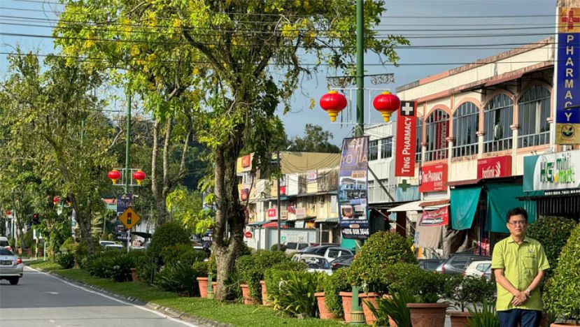 巴达旺市议会主席陈开巡视十哩巴达镇完成安装灯笼装饰工作。