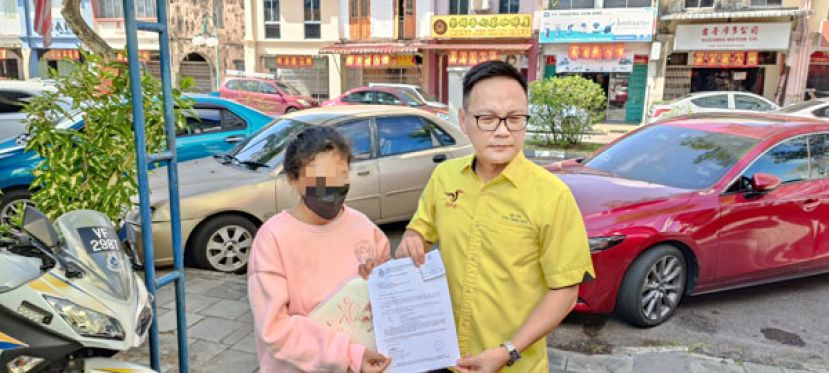 21岁的少妇（左）与人联党公共投诉局主任符祥威（右）向媒体展示该封西马双溪毛糯警局的传召信函。