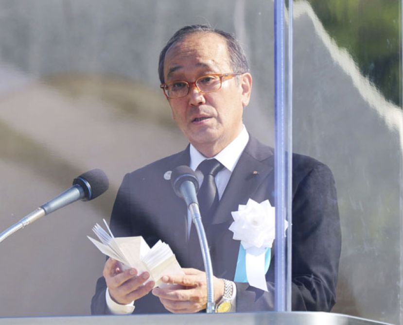 广岛市长松井一实出席原爆80周年悼念仪式。