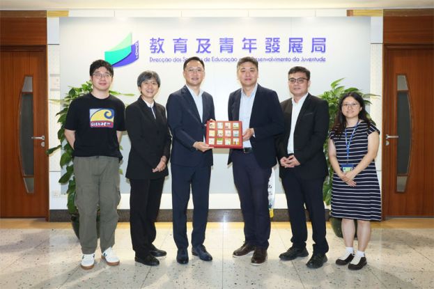澳门教青局郑钖杰处长（左三）赠送纪念品予董总考察团。由江伟俊主任（右三）接领。左起莫文康、陈喜月、潘永杰（右二）、何绮彤（右一）。