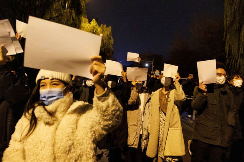 中国北京27日晚间出现民众抗议集会，因为示威者手上都拿著A4空白纸讽刺当局言论审查，媒体多以&ldquo;白纸革命&rdquo;称呼。