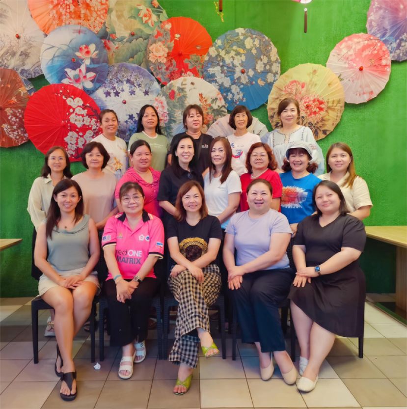 砂工委会主席及晋汉连省华总妇女组主任張慧娇主持全国冰皮月饼制作比赛小组会议 左一财政陈颖沁，左二副主任林春煌 右一蔡佳盈司仪 右二为冰皮月饼制作比赛组长关峰仙.