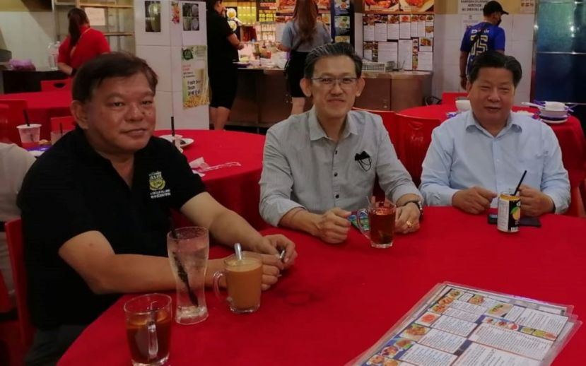 砂医总会长江宗兴（右）力赞人联党中央副主席薛华东（中）从旁协助身遭不幸社险会员索赔为民服务精神；左为砂医总会务顾问陈中兴。