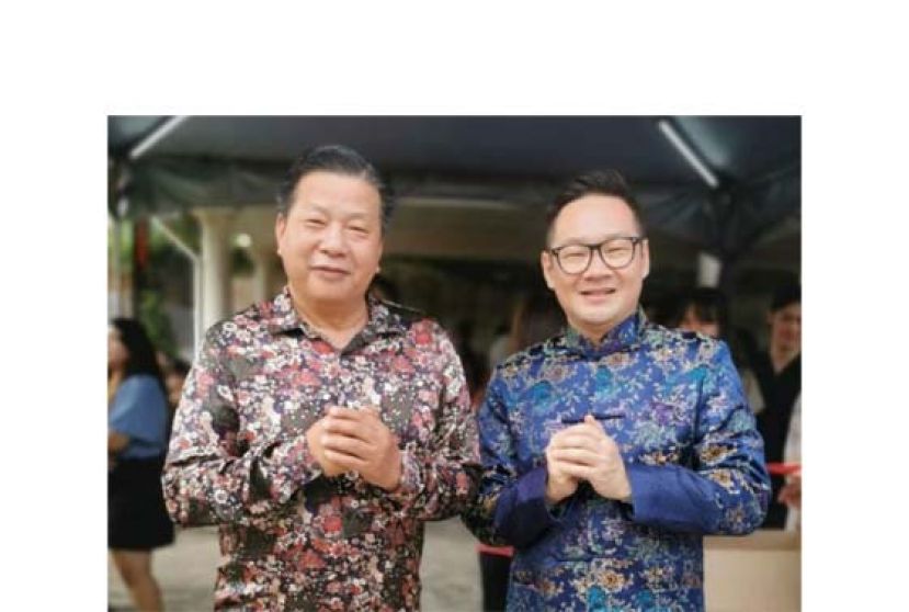  砂医总会长江宗兴（左）向程明智副部长（右）恭贺新禧。