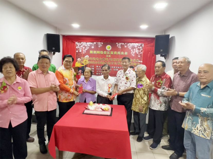 吴标生（左三）颁发敬老红包予寿星。