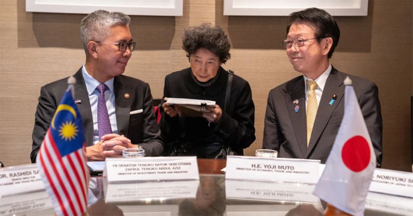 扎夫鲁（左）与武藤容治（右）会晤时，就全球经济挑战的解决方案交换意见。