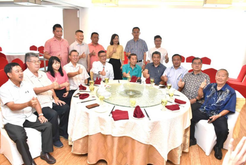 晋汉连省华总会长拿督黄良杰（前排左五）召开新闻发布会后与新春晚宴筹委会成员合照。