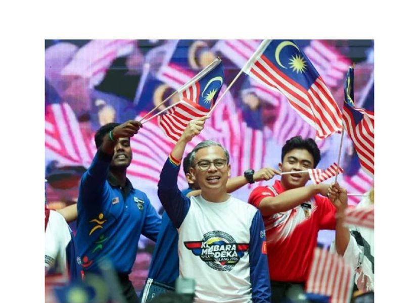 法米与年轻人挥舞国旗。