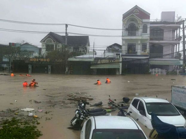 越南中部洪灾至少造成90人死亡。