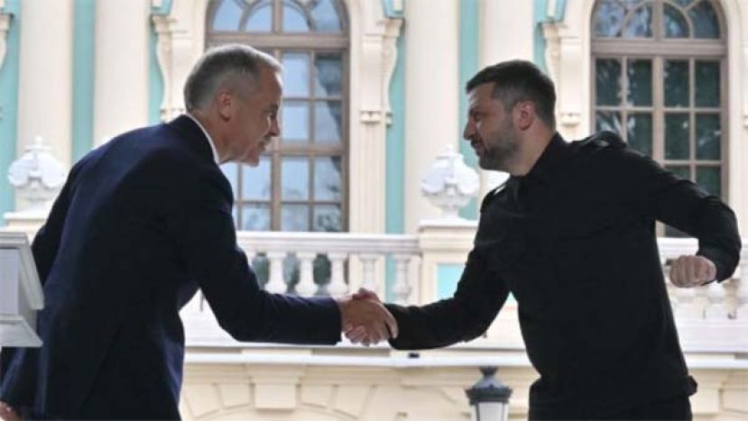 卡尼（左）访问乌克兰，受泽连斯基欢迎。