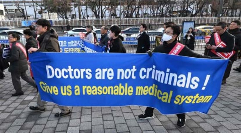 韩医生辞职罢工潮，7院人手不足拒收，80岁老妇不治。