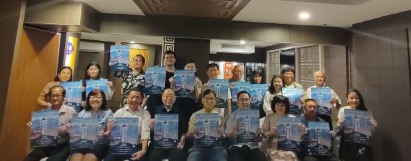 众人召开新闻发布会后合影，前排左起为古晋南雁民族管弦乐团创团50周年 《琴棋书画》艺术展暨音乐晚会副财政王文彬、财政黄瑞兰、筹备会主席兼副团长陈行忠、大会主席暨团长拿督黄起辉、顾问邓玉忠老师、筹备会副主席邓涛慧、秘书吴桂兰、茶道组李汉标老师及搬运/交通/保安负责人张秋敏；后排左起为节目策划组陈月娥、成员鲁小莲、台务刘再伟、乐团指挥黄能睫老师、膳食余慧施、票务蔡秋明、宋良群、场地布置周南玉、节目筹备组王绣菁、刊物、海报设计、摄影负责人陈彥宇及委员沈顺福。