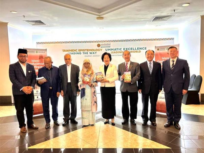 吳恒灿（右三）赠送《西游记》马文版于孫春兰（右四），见证嘉宾（右起）马箭飞、欧阳玉靖、旺阿兹莎、奥斯曼、三苏丁奥斯曼及祖基菲里哈山。