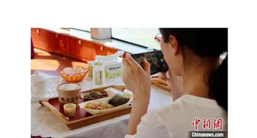 市民可在主题航班上体验“疍家人”特色饮食。