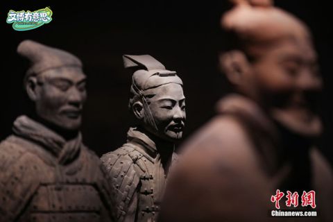 秦始皇陵陪葬坑内陈列展出的兵马俑。