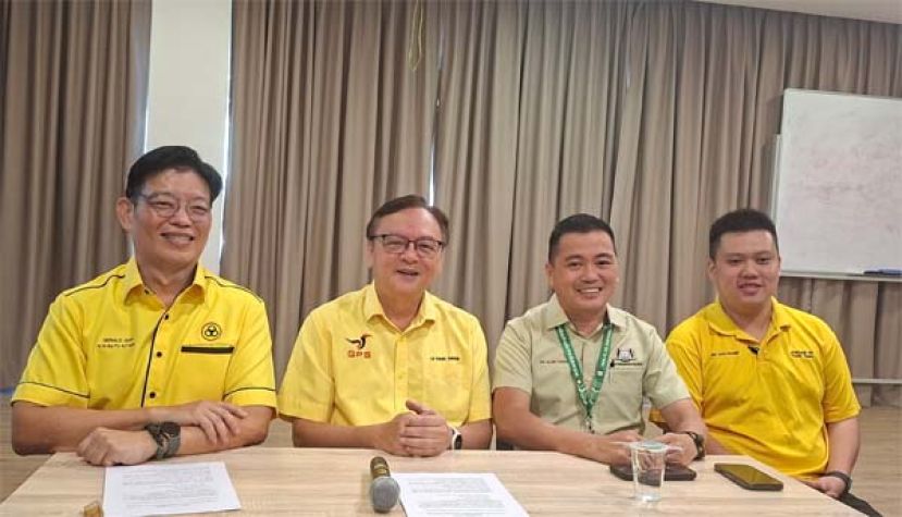 峇都吉当区立法议员兼砂人联党峇都吉当支部主席拿督罗克强（左2）在众人陪同下，召开煤炭路社区对话会新闻发布会。左为砂人联党峇都吉当支部组织秘书吴得瑜；右起砂人联党峇都吉当支部青年团秘书符祥钊及青年团团长庄育华。