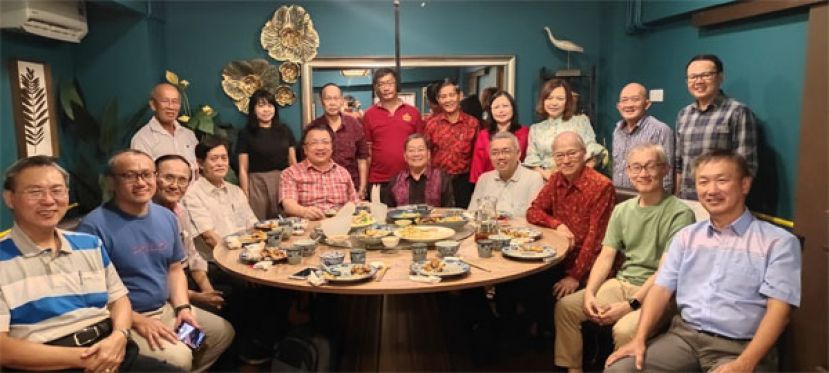左起坐者：张光福、叶玉贤教授、孙春富、彭南发、拿督蔡文铎、拿督邓伦奇、利亮时教授、李福安、林开忠教授及张添堡。左起站者：钟传兴、罗绍凤、余源昌、贝克民、本固鲁温民生、邓群娇、张慧娇、田招炎及蔡吉祥。