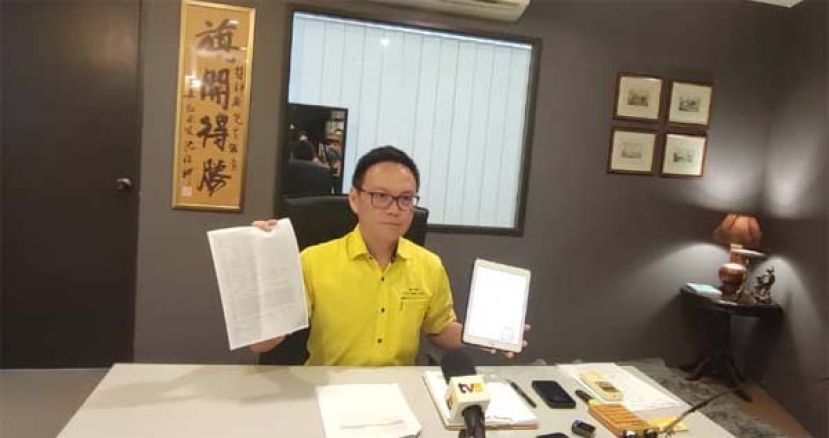 砂人联党公共投诉局主任符祥威在新闻发布会上，展示相关文件时摄。