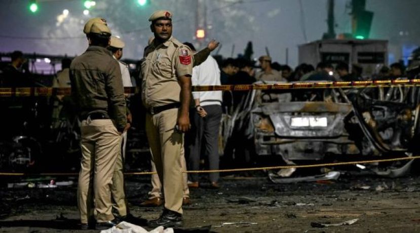 警方在爆炸现场展开调查。