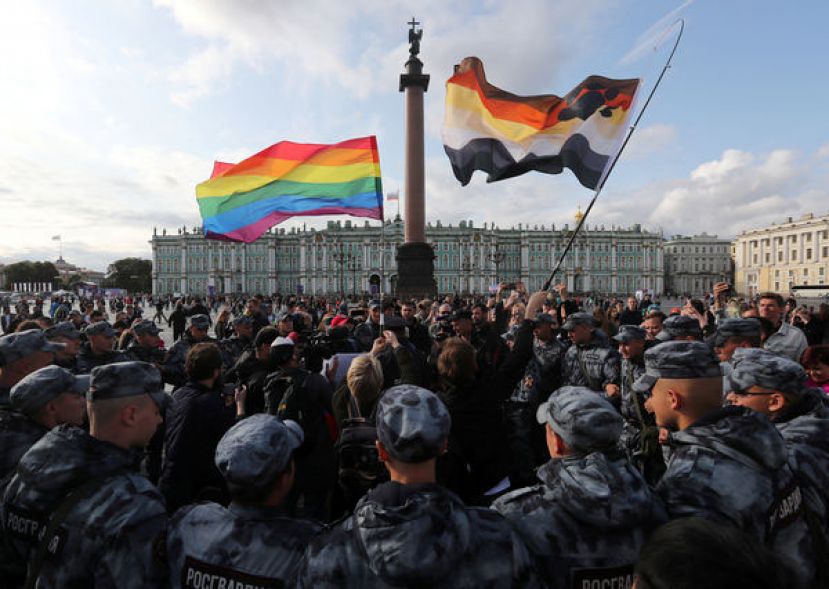 8月3日，俄罗斯执法人员阻止民众参加LGBTQ游行。