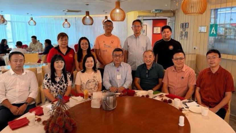 华团篮球邀请赛《717挑战赛》筹委會會議后合影。前排左一起為副會長兼副大會主席甲必丹陳國璋、副財政張慧英、婦女組主任兼副筹委主席張慧娇、华总會長兼大會主席拿督斯里黃良杰、总協調何晉興、副會長兼副大會主席陳瑞光及青年团兼副籌委主席郑國棟市議員。后排左一起為林春煌、刘亿、筹委主席甲必丹陳俊賢、甲必丹楊國宗及杨政程。