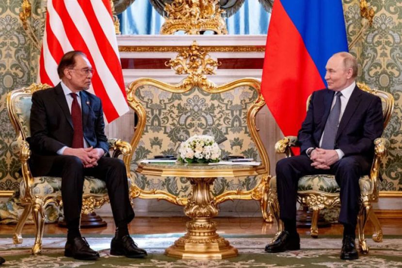 首相安华(左)与俄罗斯总统普京(右)举行双边会谈。