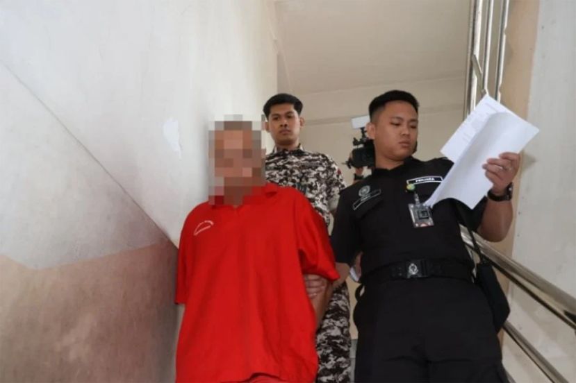 3岁被告（前排左）被判处监禁21年及鞭笞24下。