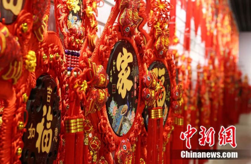 在山东省临沂市郯城县红花镇轩然结艺农民专业合作社展厅展示的中国结。