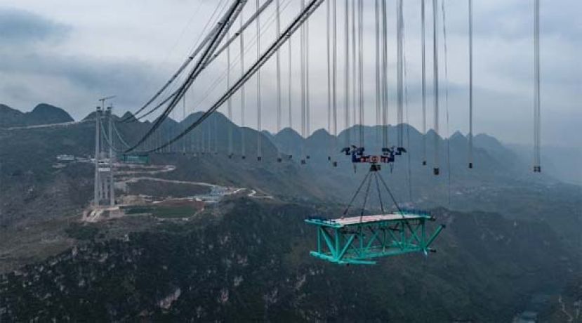 中国在建世界最高桥，完成首件钢桁梁吊装。