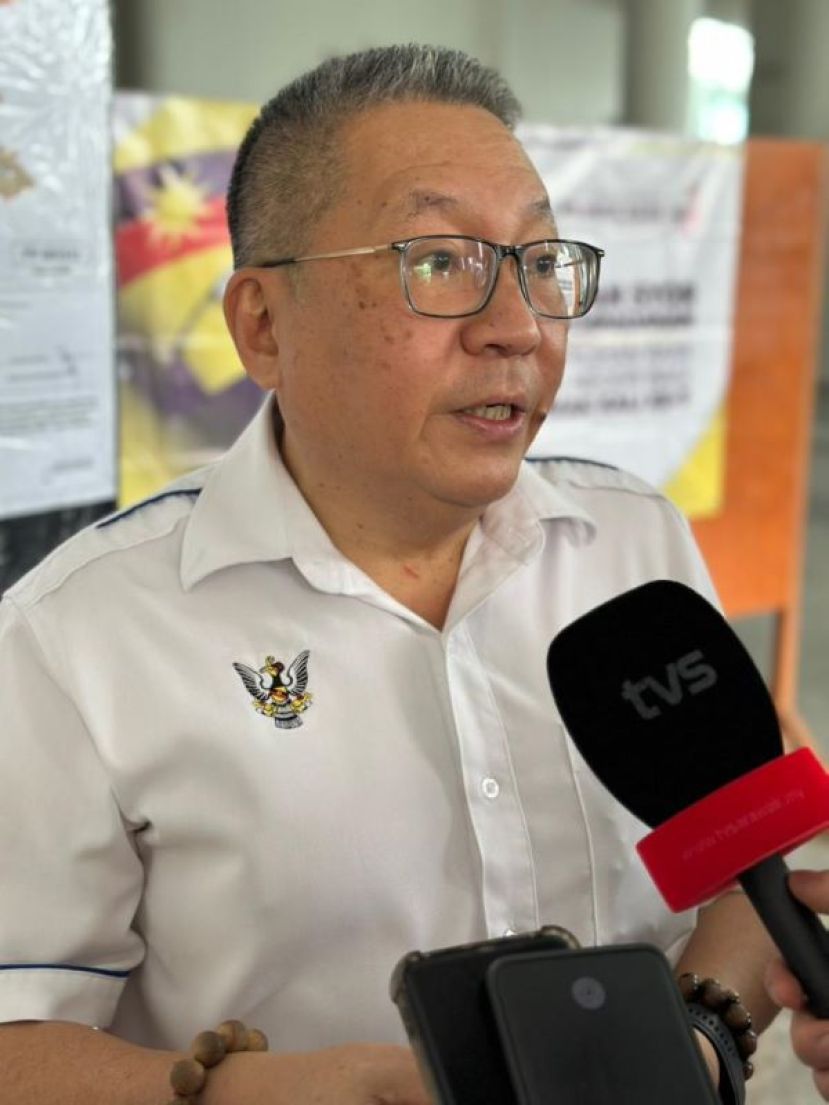 古晋南市市长拿督黄鸿圣向媒体发表谈话时影。