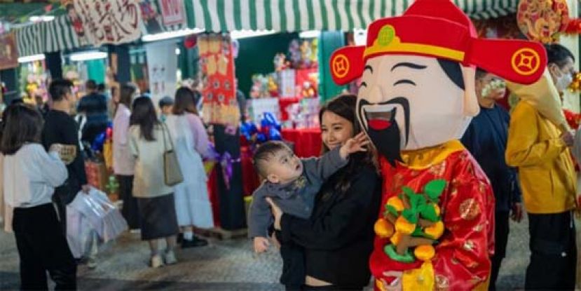 正月初五请财神，把&ldquo;穷&rdquo;扫出门外。