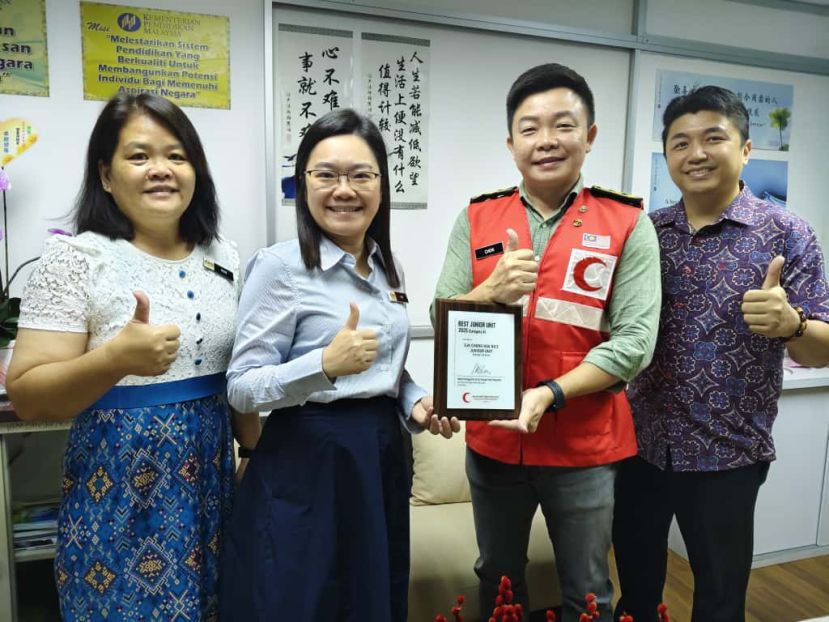 马来西亚红新月会实丹宾分会主席周金顺颁发2025年度甲组最佳少团奖给校长郑茗月。