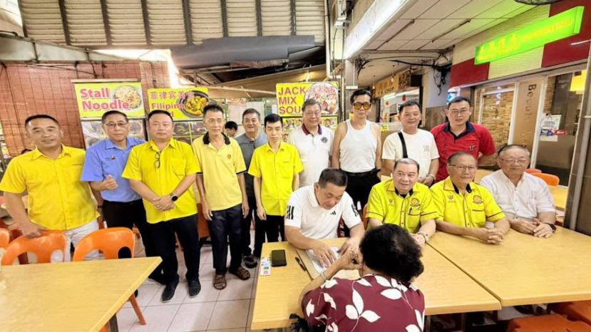 N11 巴都林当区议员施志豪服务团队设立流动柜台为各族民众提供贴心服务。坐者左一起为：巴都林当区议员施志豪、社区领袖本固鲁拿督贝朝兴、本固鲁严安干、达闽再也商联会名誉会长兼执行顾问林瑞钊，以及其它资深志工团团员。