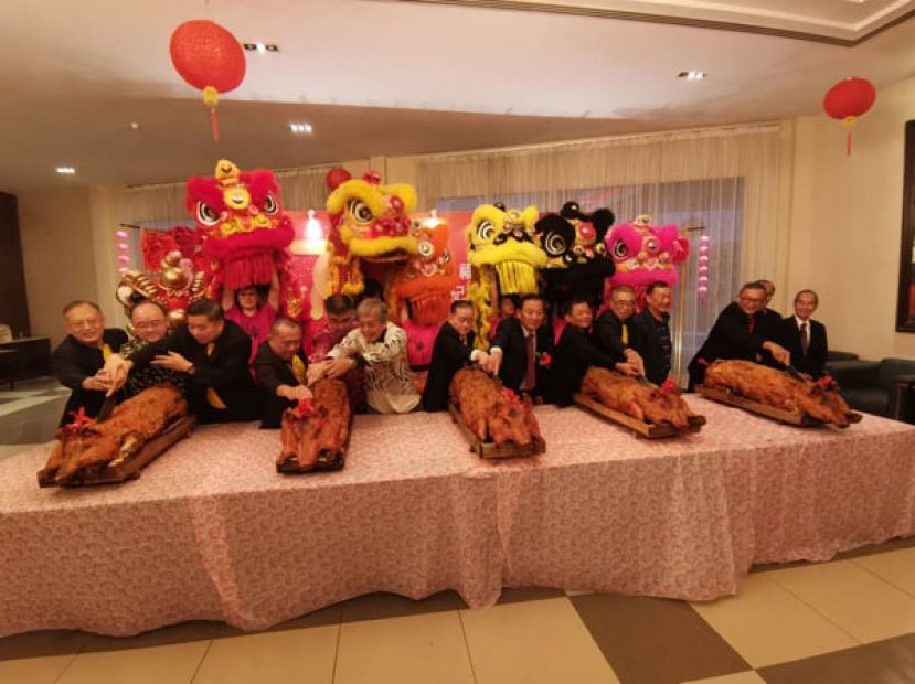 拿督斯里刘为强太平局绅（右八）与大会主席徐孝轼（左四）、拿督余民新（右七）及拿督董仕星（左五）等共切&ldquo;金猪&rdquo;时摄。