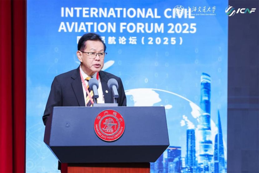 砂拉越交通部长拿督斯里李景胜今日受邀出席以“联通世界 智慧发展”为主题的2025年国际民航论坛，并在主讲环节以《启航砂拉越航空新纪元：拥抱创新》为题发表演讲，向国际社会介绍砂拉越在航空与可持续交通领域的最新战略与愿景。