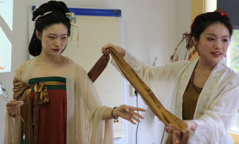 当地时间2025年8月17日，&ldquo;郁金香亭&rdquo;与荷兰汉服社在荷兰海牙举办&ldquo;汉服与茶席&rdquo;雅集，展示中华文化魅力。图为荷兰汉服社成员向听众讲解所穿的汉服。
