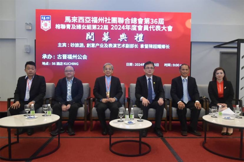 左一起为马福总会青年团团长杨联陞、马福总会署理会长甲必丹拿督刘思乐、马福总会会长拿督董仕星、拿督陈超耀的代表巴达旺市议会主席陈开、古晋福州公会会长拿督余志豪、马福总会妇女组总主任黄雪莉。