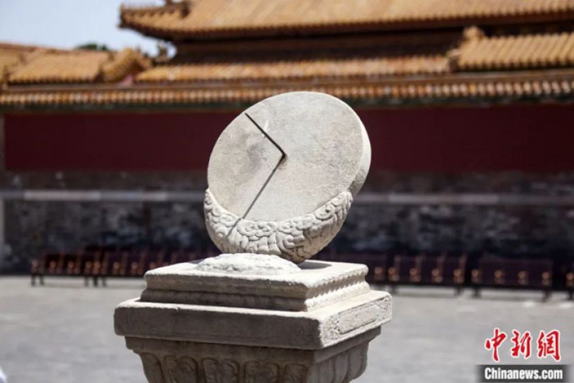 位于北京故宫的日晷。日晷是人类古代利用日影测得时刻的一种计时仪器。