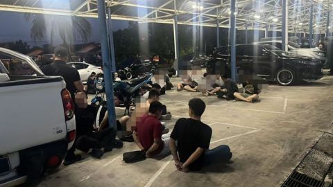 部分嫌犯被带返警局(古晋警区图片)。