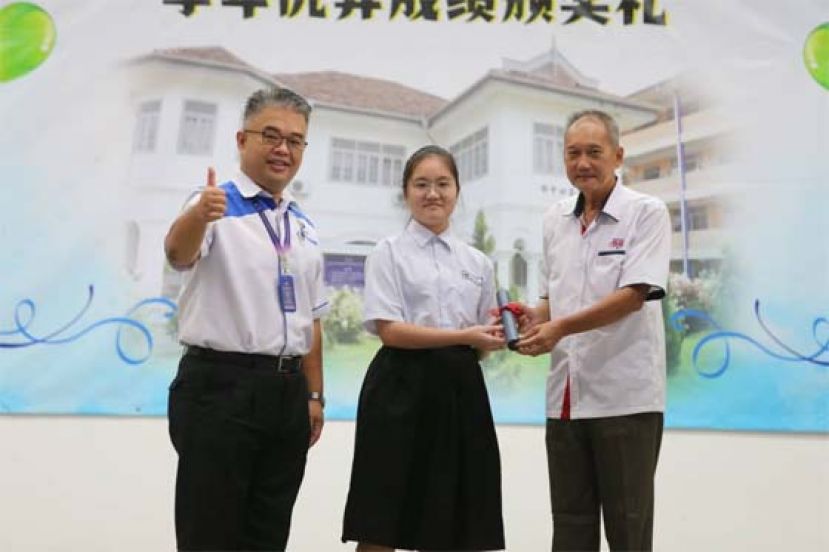 中中校董会署理主席高伟宁（右）颁发结业文凭时摄。左为四中校长官晨阳。