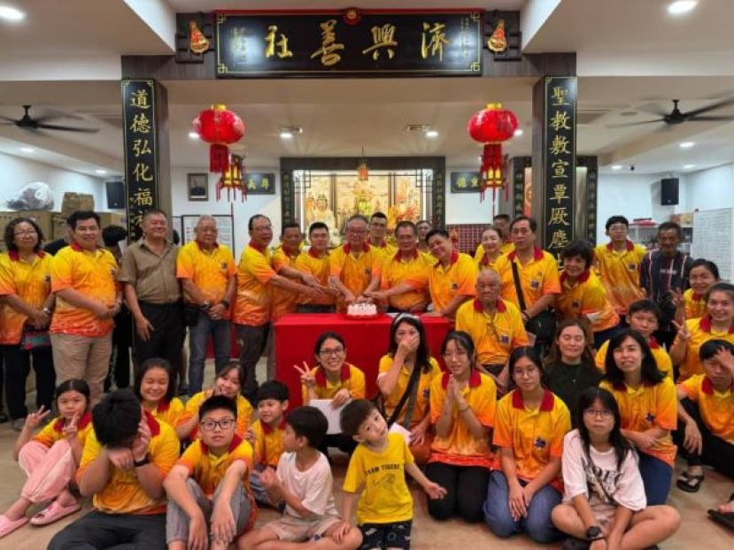 古晋德教会济兴善社于周六（6日晚）举行农历七月十五（七月半）诵经祈福，并提前庆祝王母娘娘千秋宝诞，由社长陈瑞兴（左8）与德长们共切蛋糕；左五起为总务林庆鸿、副社长龚德良、署理阁长方圣乔等德生。