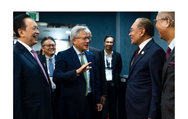 安华（右二起）与黄仁勋交流。左为杨肃宏及右为扎夫鲁。