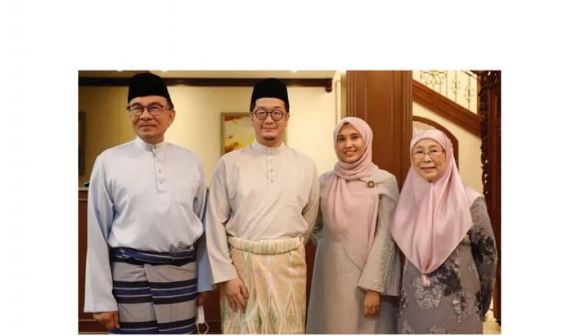 努鲁（右二）和尹少龙（左二）共结连理，与安华和母亲旺阿兹莎幸福合照。（取自努鲁依莎脸书）
