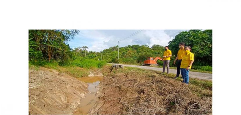砂副总理沈桂贤巡视上湾头目前正在进行中的清理河道工程。